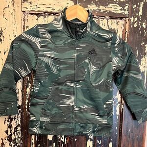 Adidas wave cammo toddler jacket. Unisex size 4T